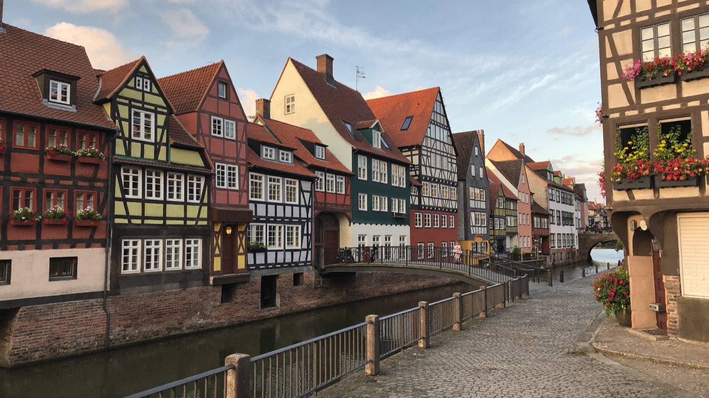 Fachwerkhäuser am Fleth in der Buxtehuder Altstadt mit kleiner Brücke