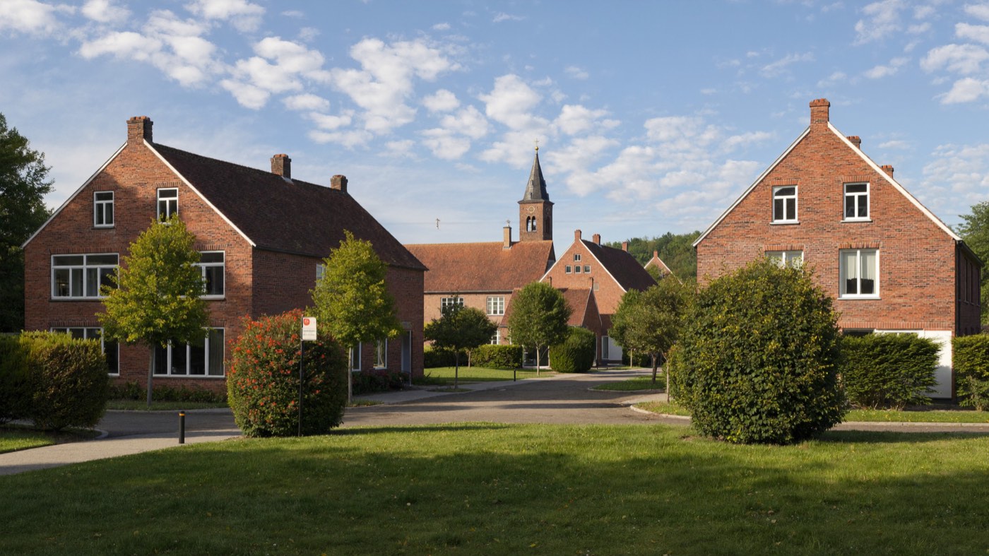 Backsteinhäuser und Bäume im Ortskern von Harsefeld an einem sonnigen Tag