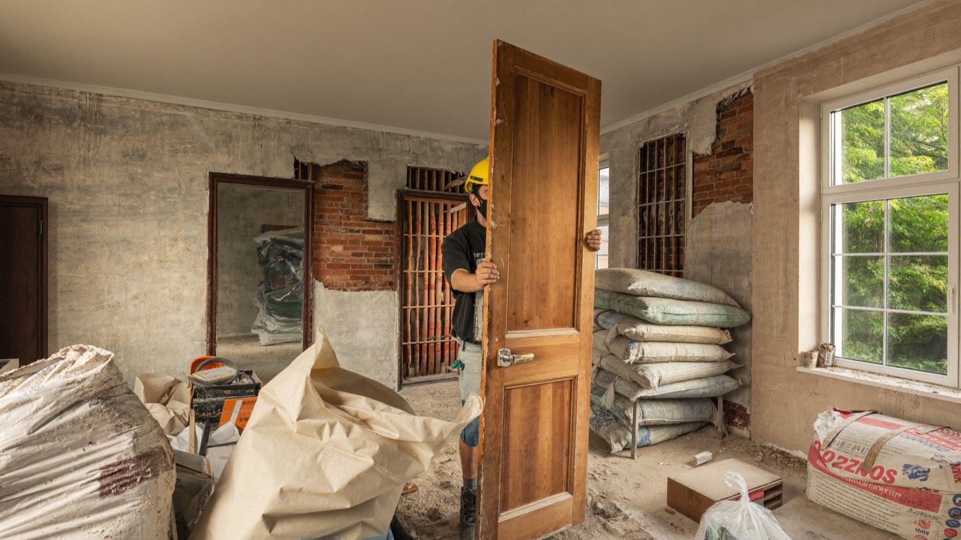 Entkernter Altbau-Raum mit freigelegten Wänden während fachgerechter Rückbauarbeiten