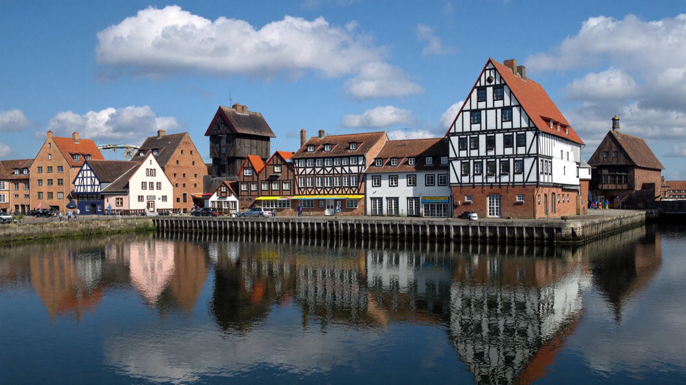Historische Fachwerkhäuser am Alten Hafen in Stade bei freundlichem Wetter