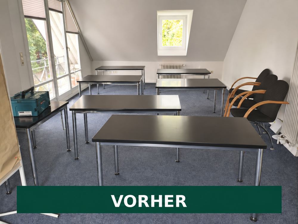 Vorher: Büroraum mit mehreren Tischen und Stühlen unter einer Dachschräge