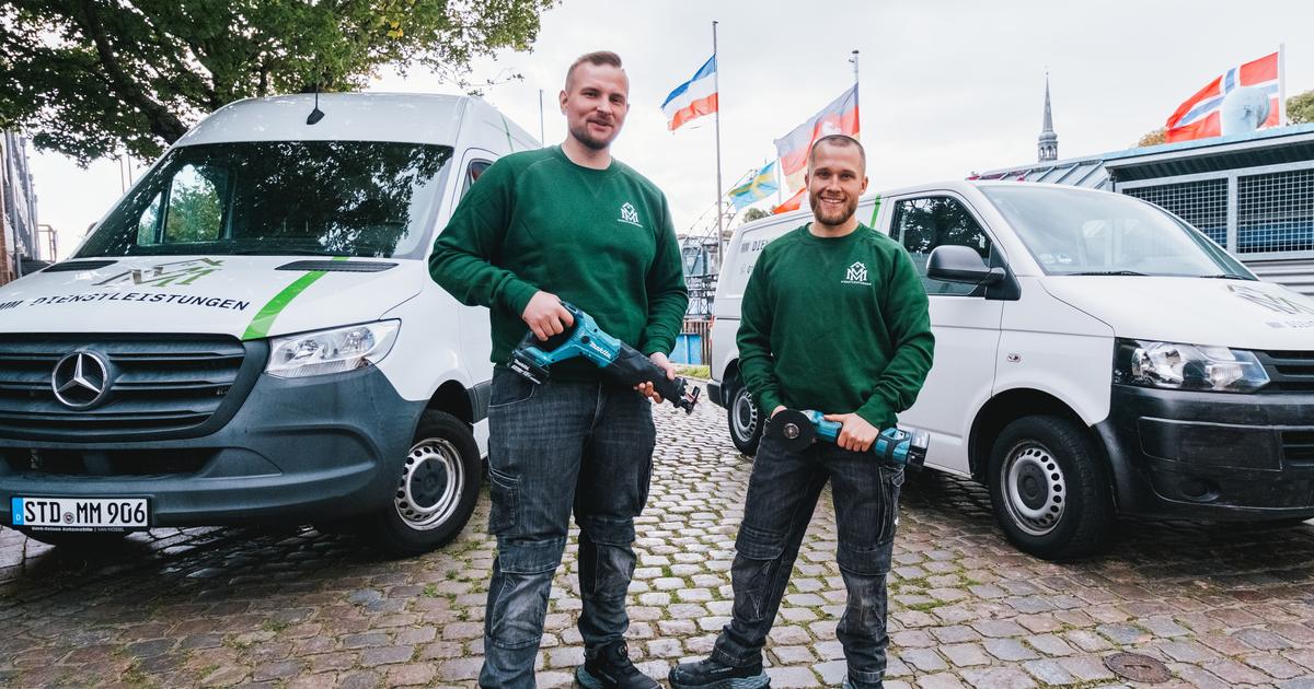 Meik Mroz und Pascal Vagts von MM Dienstleistungen in grünen Pullovern mit Werkzeug vor ihren beiden Einsatzfahrzeugen